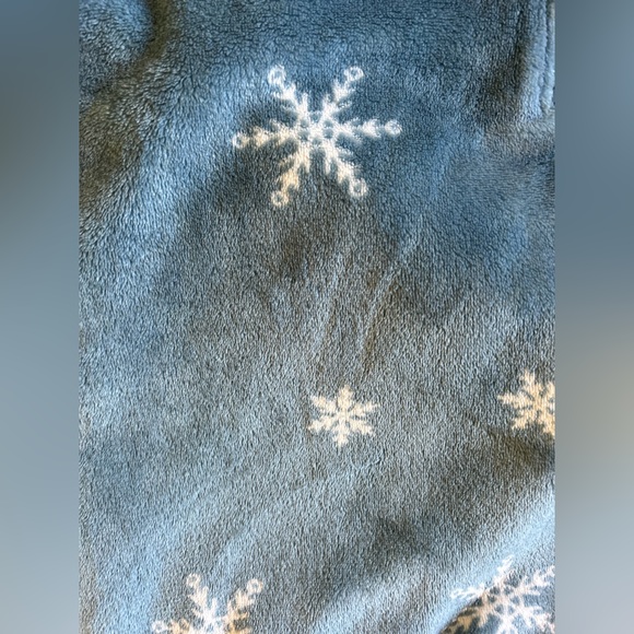 snowflake blue top ! ☃️❄️ - Picture 5 of 9